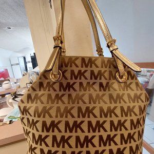 MICHAEL KORS  Beige/Gold Signature Canvas and Leather Bag Tote